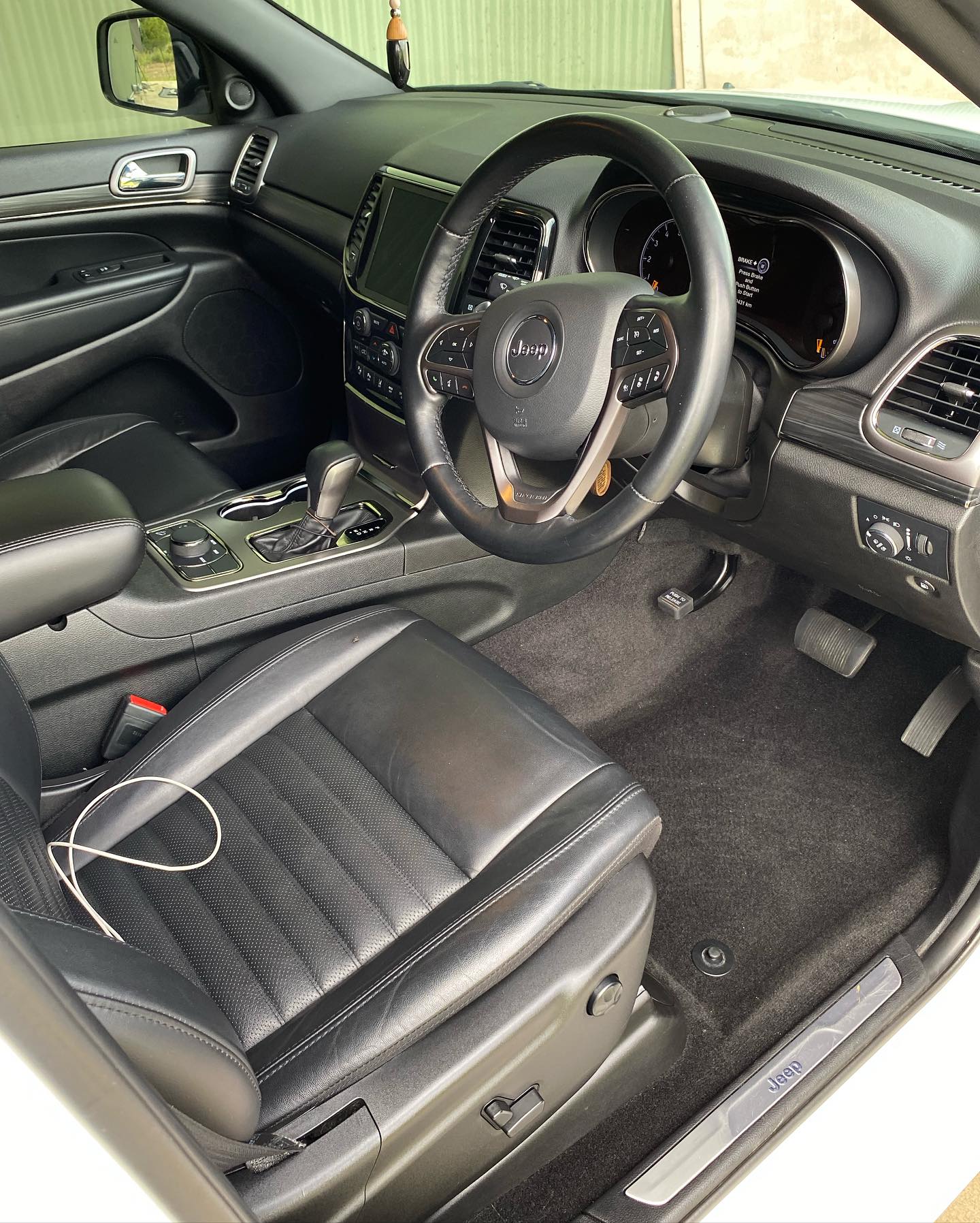 Jeep Grand Cherokee interior before detailing